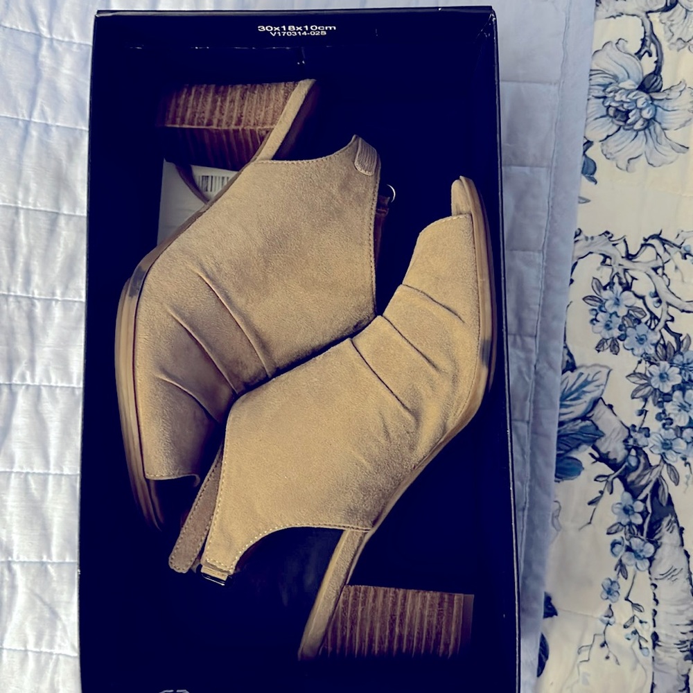 Naturalizer “Lago”, size 8 medium, oatmeal color, in original box